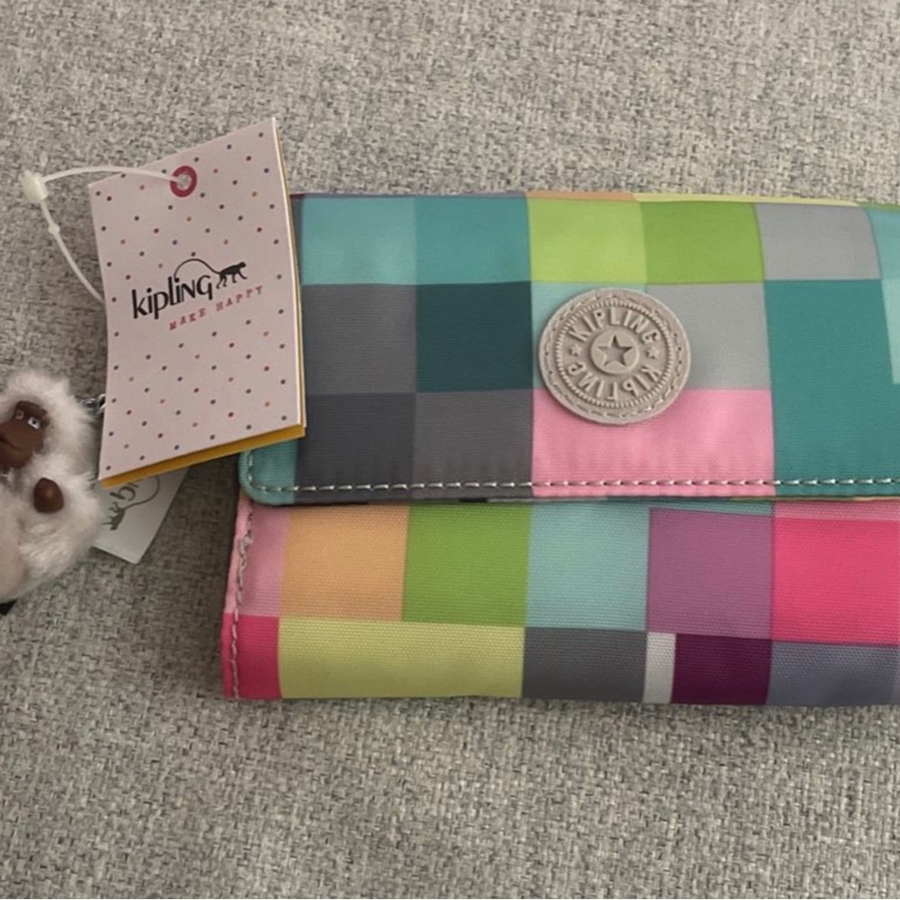 IN SEARCH OF: KIPLING Pixi trifold wallet in K squared neon print